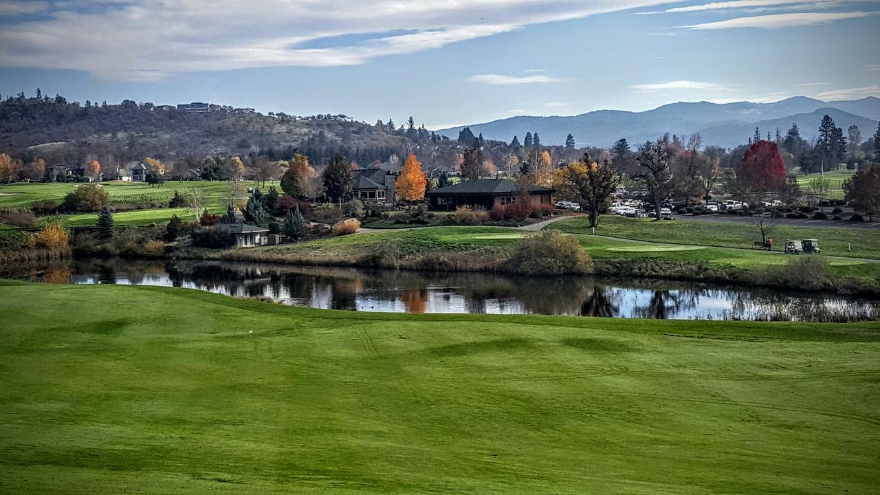 Resort At Eagle Point Golf Club Lodging Екстериор снимка