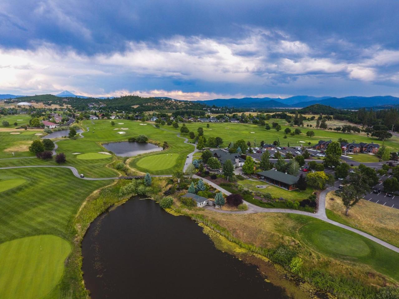 Resort At Eagle Point Golf Club Lodging Екстериор снимка