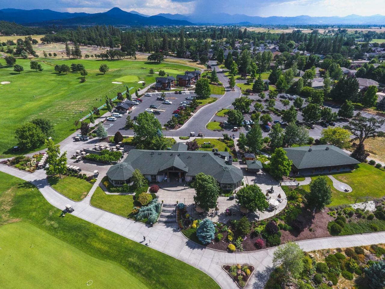 Resort At Eagle Point Golf Club Lodging Екстериор снимка